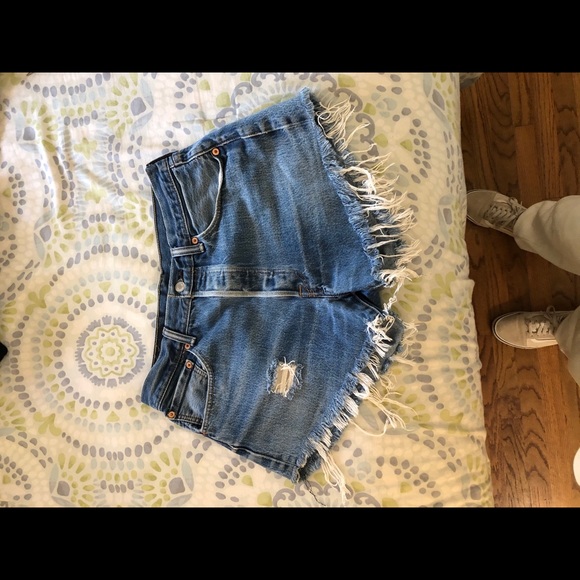 SOLD-LEVIS SHORTS - Picture 5 of 5